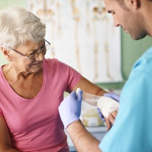 Phasengerechte Wundversorgung mit wirkstofffreien Wundauflagen